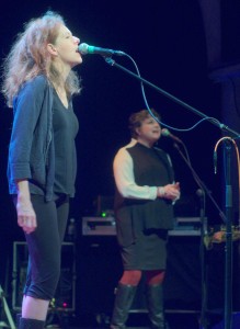 Neko Case & Kelly Hogan im Mojo Club, Hamburg (Foto: Helge Buttkereit)